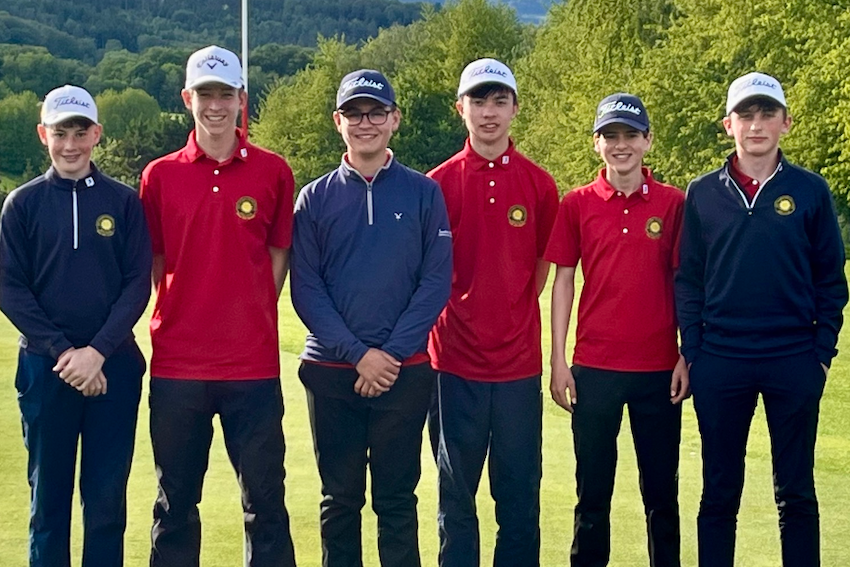 Sechs Jugendspieler des Golfclubs stehen gemeinsam auf dem Golfplatz und tragen rote sowie dunkle Teamkleidung mit Clublogo.