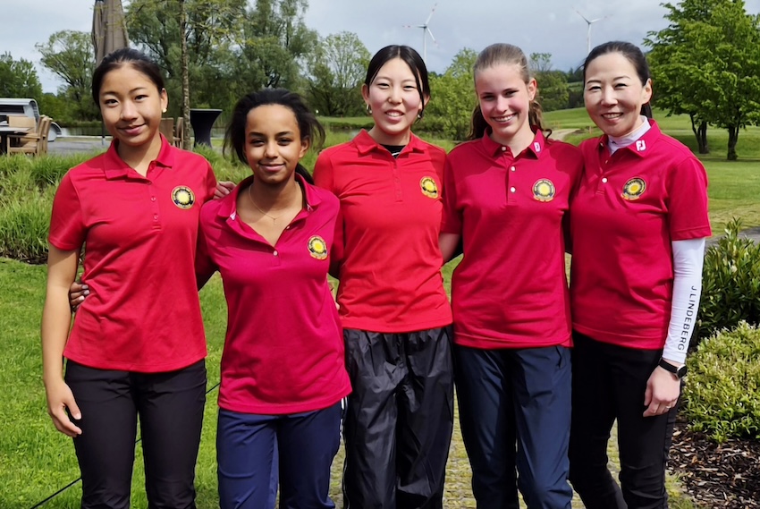 Fünf Spielerinnen der Jugendmannschaft stehen gemeinsam auf dem Golfplatz und tragen rote Teamshirts des Clubs.