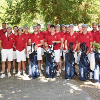 Jugendmannschaft des Golf Club Hof Hausen vor der Sonne mit Trainerinnen und Trainern vor einem Ligaspiel. Das Team trägt einheitliche rote Poloshirts mit Clublogo und weiße Hosen oder Shorts.