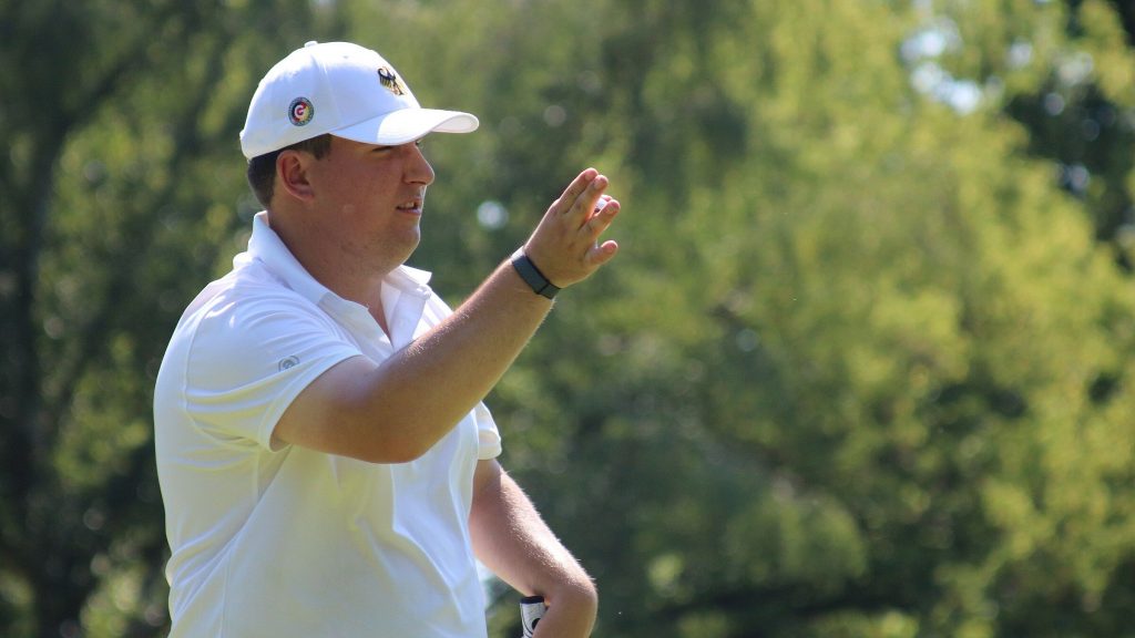 Jonas Rother verfolgt auf dem Golfplatz konzentriert die Flugbahn seines Balls.