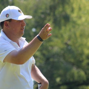 Jonas Rother verfolgt auf dem Golfplatz konzentriert die Flugbahn seines Balls.