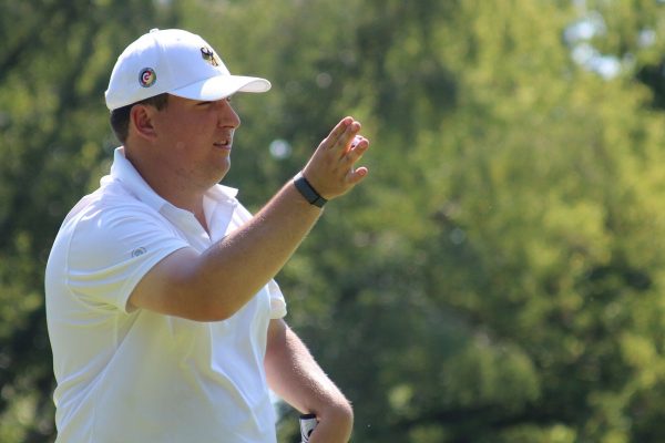 Jonas Rother verfolgt auf dem Golfplatz konzentriert die Flugbahn seines Balls.