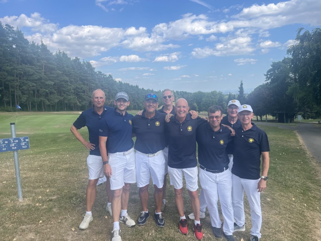 Mannschaft des Golf Club Hof Hausen vor der Sonne nach dem 3. Spieltag der 7. Hessenliga Süd auf dem Golfclub Rhein-Main. Die Spieler stehen gemeinsam auf dem Golfplatz und freuen sich über den zweiten Platz.