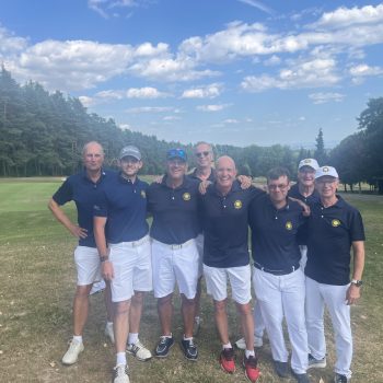 Mannschaft des Golf Club Hof Hausen vor der Sonne nach dem 3. Spieltag der 7. Hessenliga Süd auf dem Golfclub Rhein-Main. Die Spieler stehen gemeinsam auf dem Golfplatz und freuen sich über den zweiten Platz.
