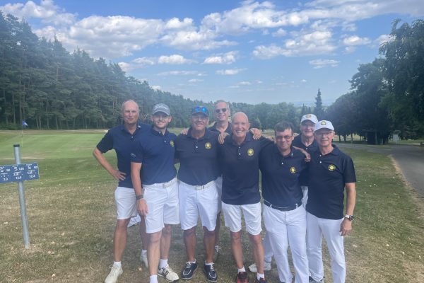 Mannschaft des Golf Club Hof Hausen vor der Sonne nach dem 3. Spieltag der 7. Hessenliga Süd auf dem Golfclub Rhein-Main. Die Spieler stehen gemeinsam auf dem Golfplatz und freuen sich über den zweiten Platz.
