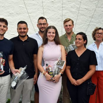 Gruppenfoto der Bruttosieger beim Turnier „Preis des Herrenhauses" 2026, sieben Personen mit Geschenkkörben vor einer weißen Hauswand.